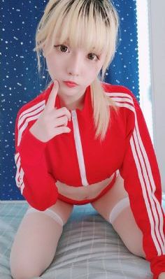 带珍珠耳环的少女